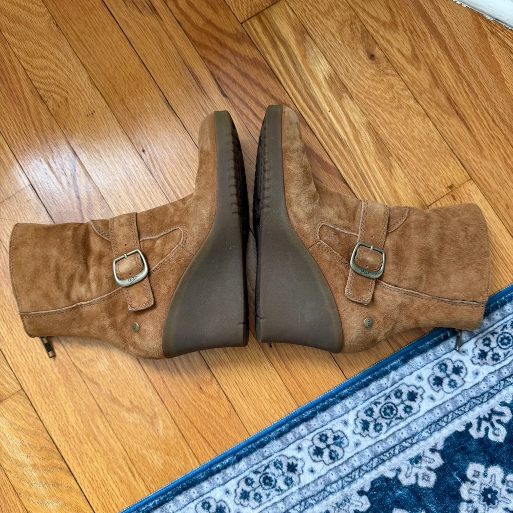 UGG Gisella Brown Suede Buckle Wedge Shearling Mid Calf Back Zip Boots Size 7